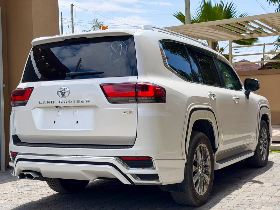TOYOTA LANDCRUISER LC300 thumbnail 5